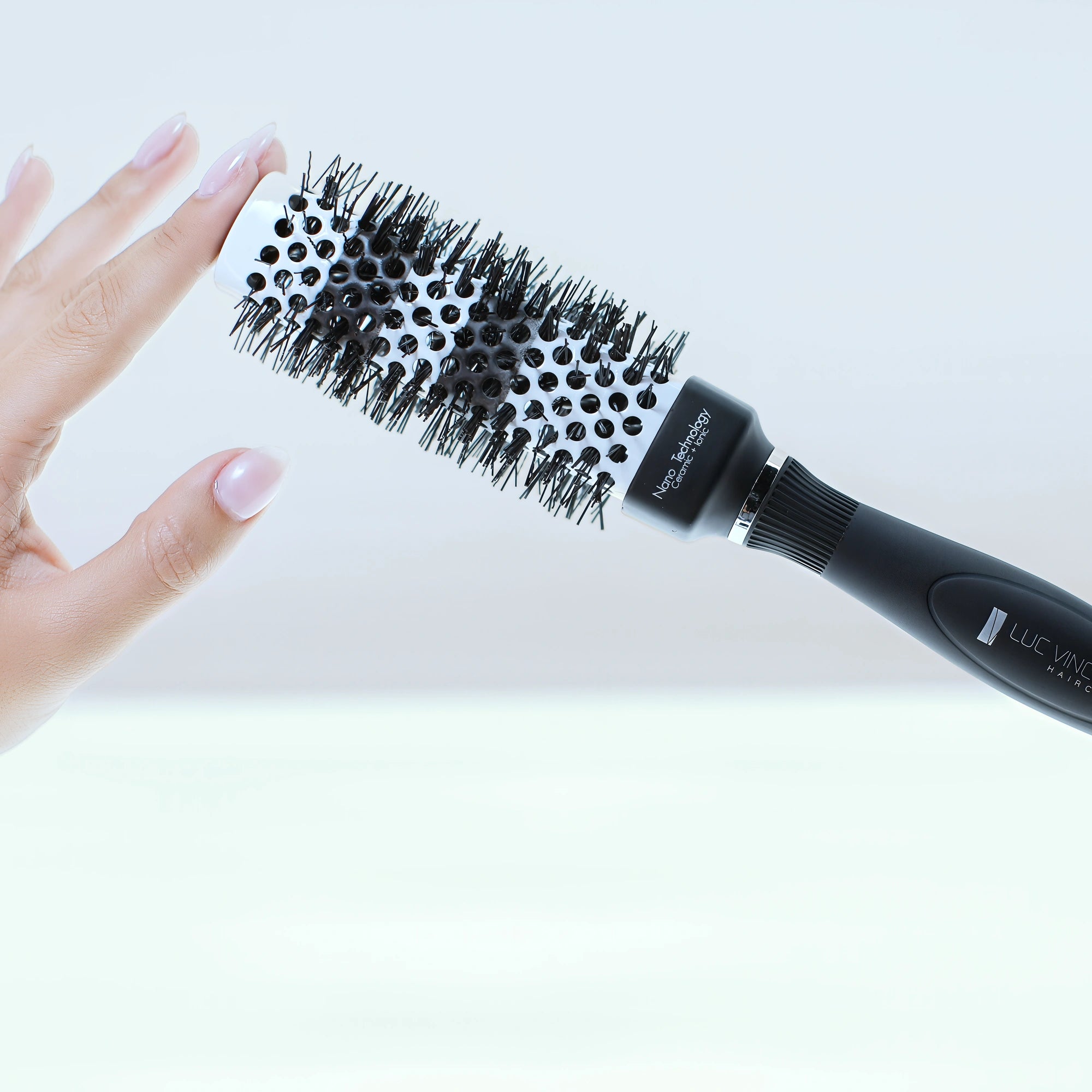 32 mm SQUARE HAIR BRUSH: for short to medium-length hair